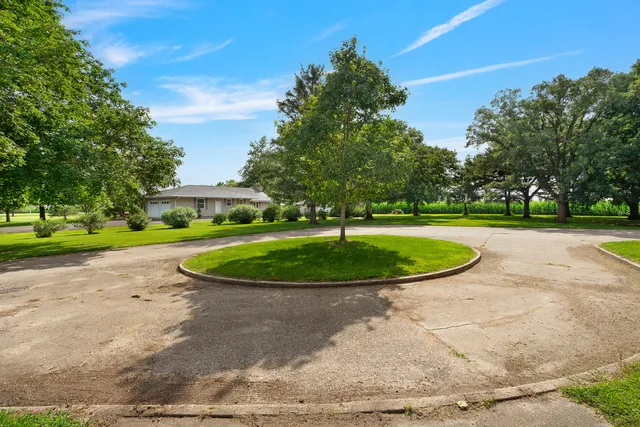 a view of a fountain in front of a house
