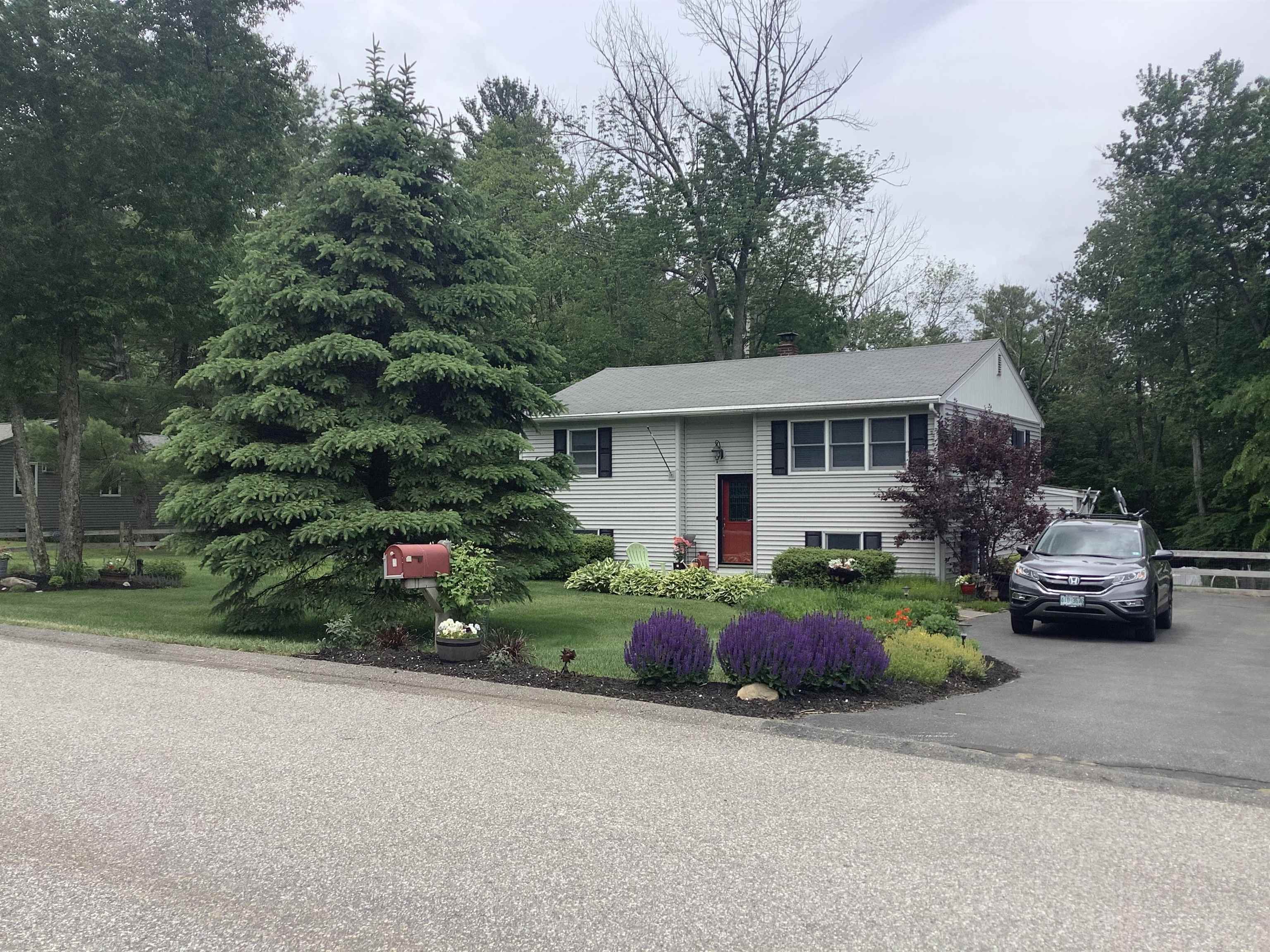 5 Robin Road Derry, NH 03038 - Photo 2 of 32