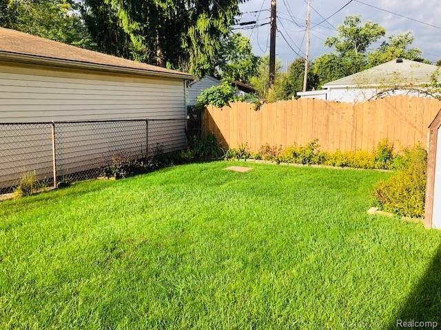 1752 East Longmeadow Road Trenton, MI 48183 - Photo 21 of 21 L YARD.jpg