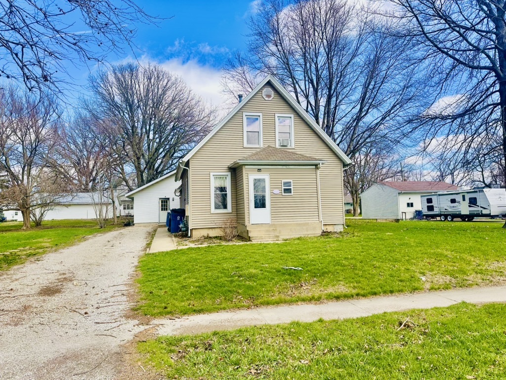 411 East Hamilton Street Odell, IL 60460 - Photo 1 of 19 a view of a yard and a house with a large tree