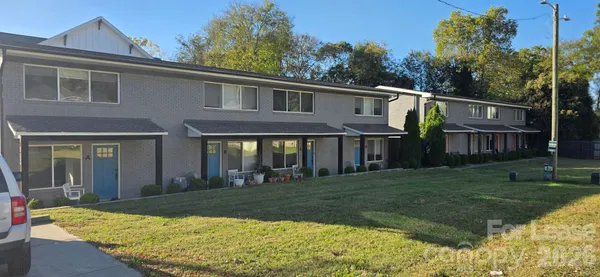 a view of a yard in front of house