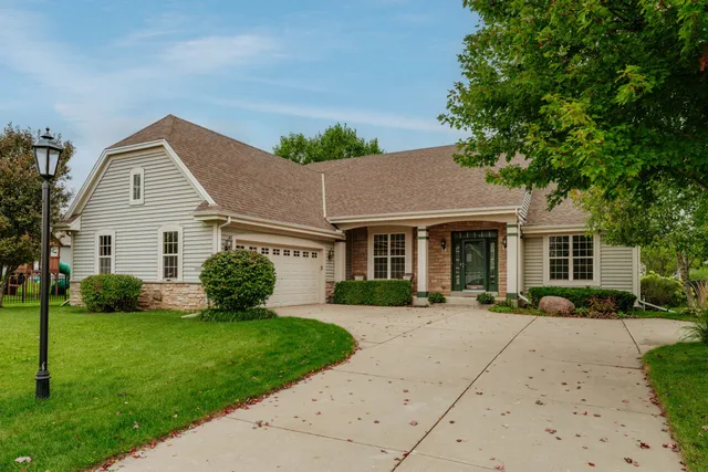 $525,000 | 2844 Oakmont Drive, East Troy, WI 53120