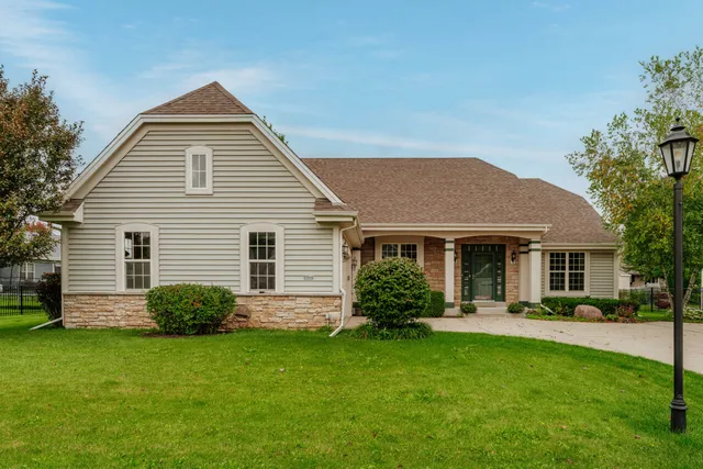 $525,000 | 2844 Oakmont Drive, East Troy, WI 53120