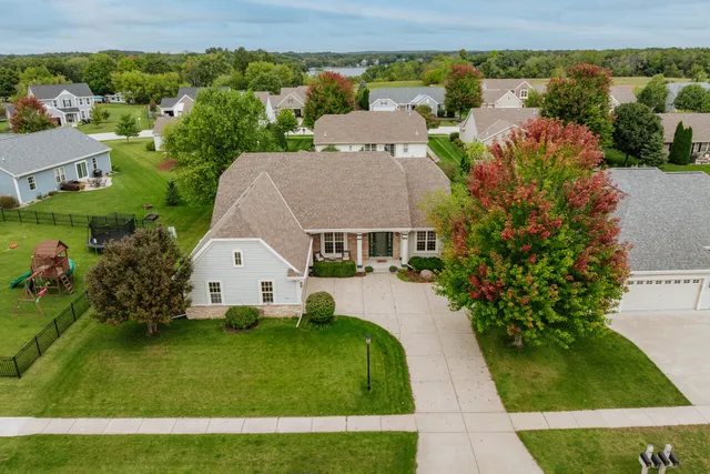 $525,000 | 2844 Oakmont Drive, East Troy, WI 53120