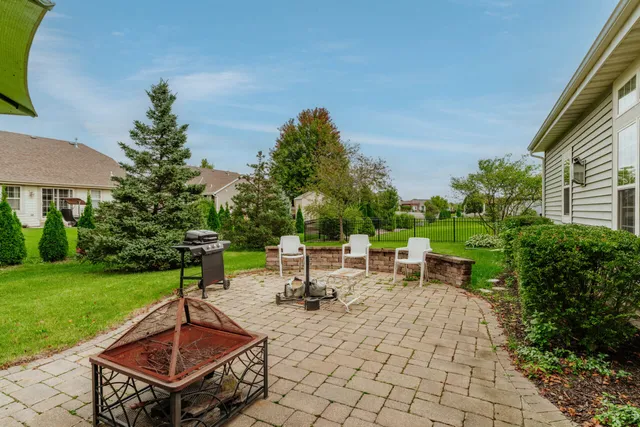 $525,000 | 2844 Oakmont Drive, East Troy, WI 53120