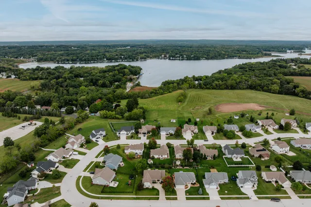 $525,000 | 2844 Oakmont Drive, East Troy, WI 53120