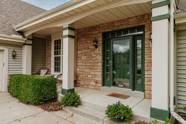 $525,000 | 2844 Oakmont Drive, East Troy, WI 53120