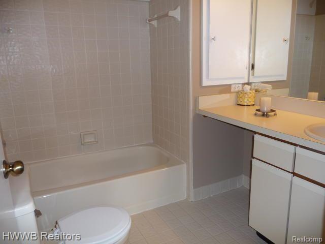 549 South Crooks Road, Unit 19 Clawson, MI 48017 - Photo 14 of 19 master bath with tub