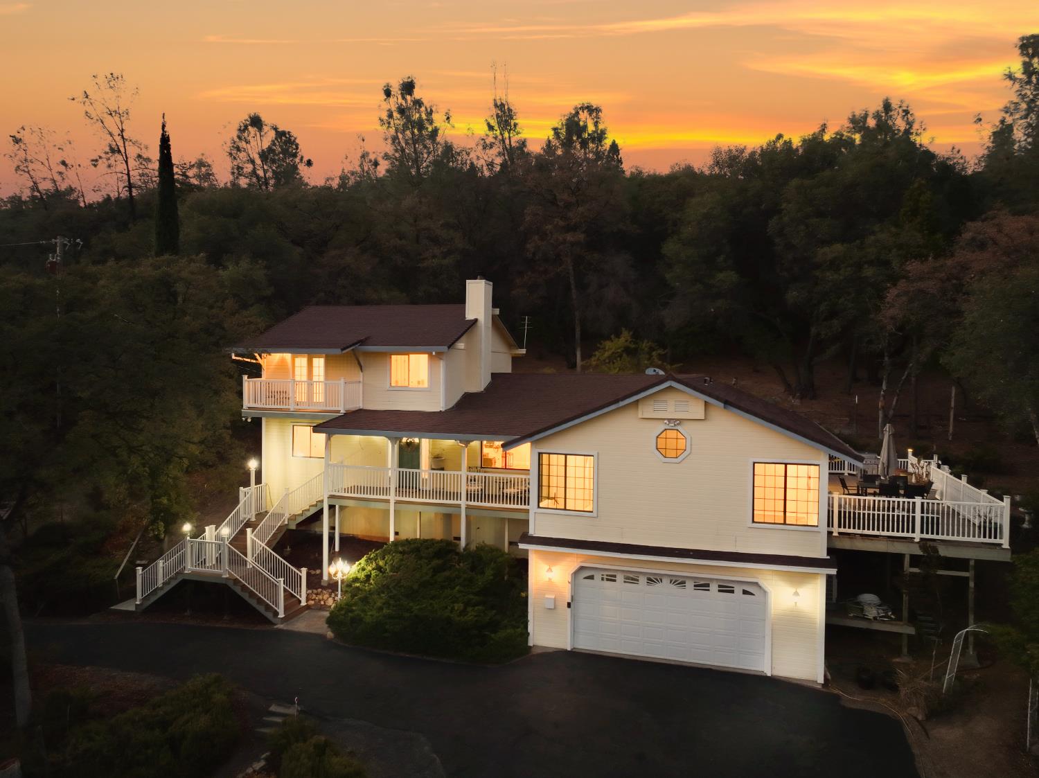 a view of a back yard of the house and street view