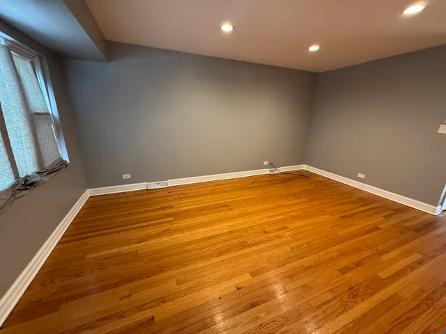 en empty room with wooden floor