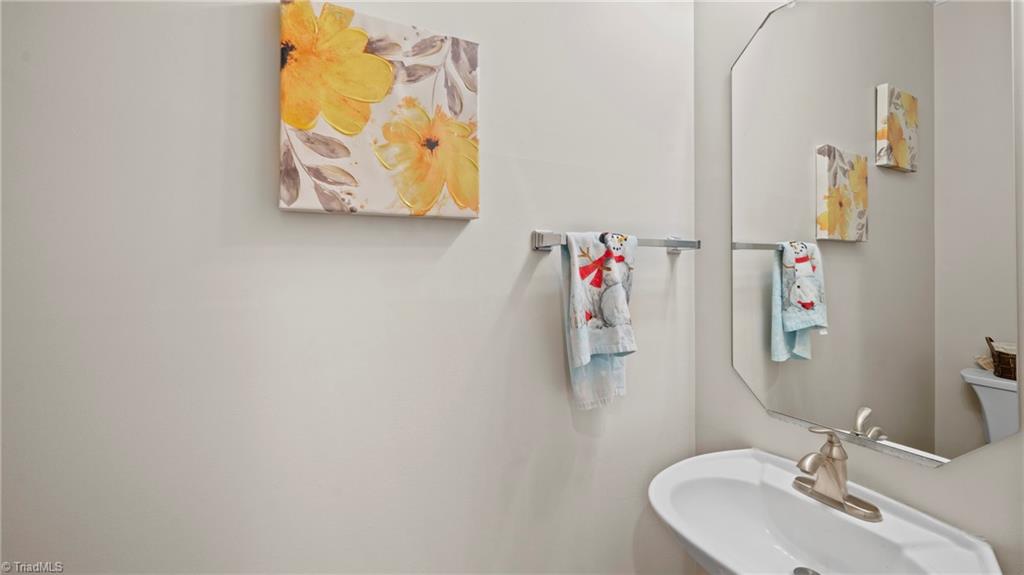 6314 High View Road Greensboro, NC 27410 - Photo 6 of 24 1/2 Bath