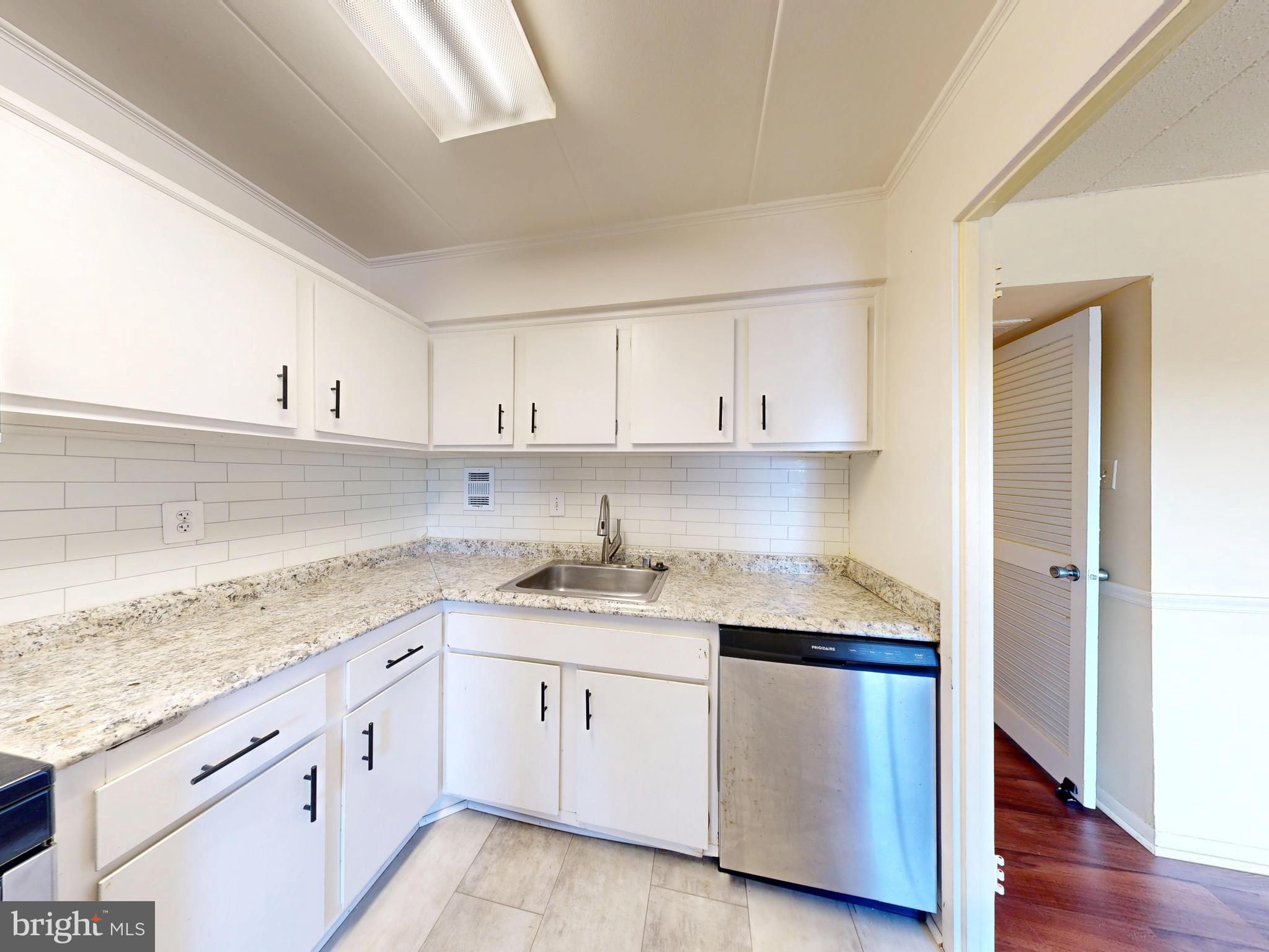 2622 Fort Farnsworth Road, Unit 216 Alexandria, VA 22303 - Photo 6 of 51 Kitchen