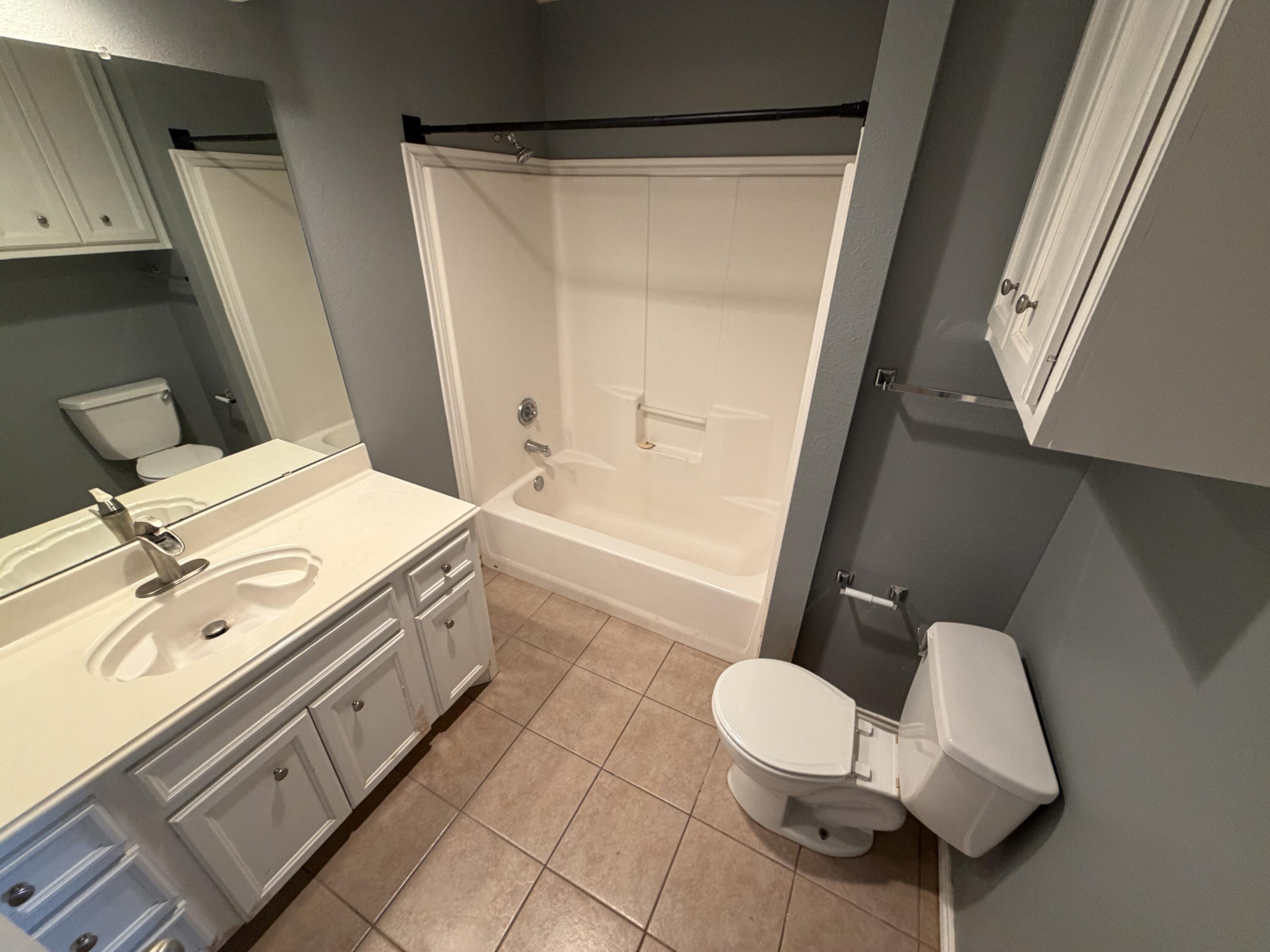 1430 78th Street Lubbock, TX 79423 - Photo 11 of 14 Hall Bath
