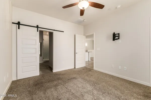 en empty room with closet and a ceiling fan