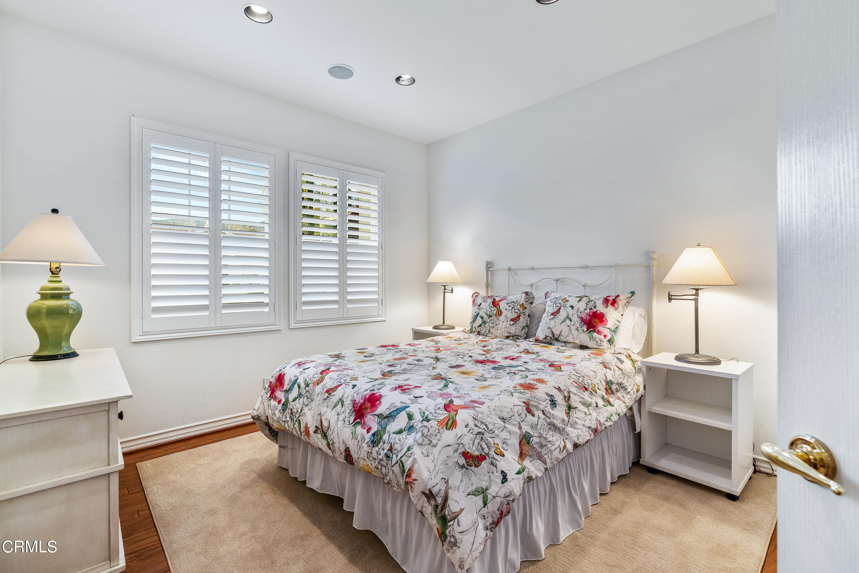 3676 Giddings Ranch Road Altadena, CA 91001 - Photo 23 of 47 a bedroom with a bed and a lamp