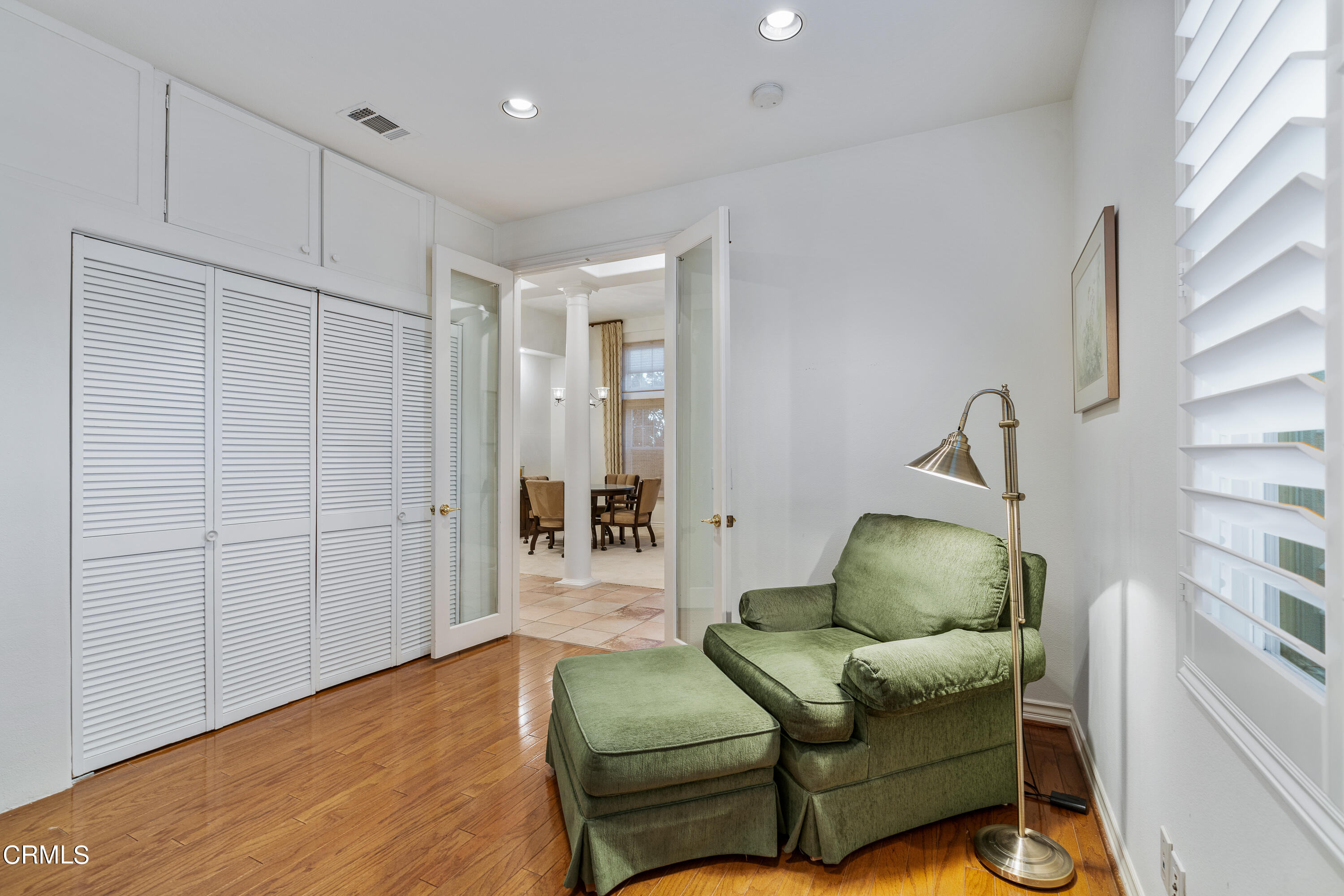 3676 Giddings Ranch Road Altadena, CA 91001 - Photo 28 of 47 a living room with furniture and a air conditioner vent