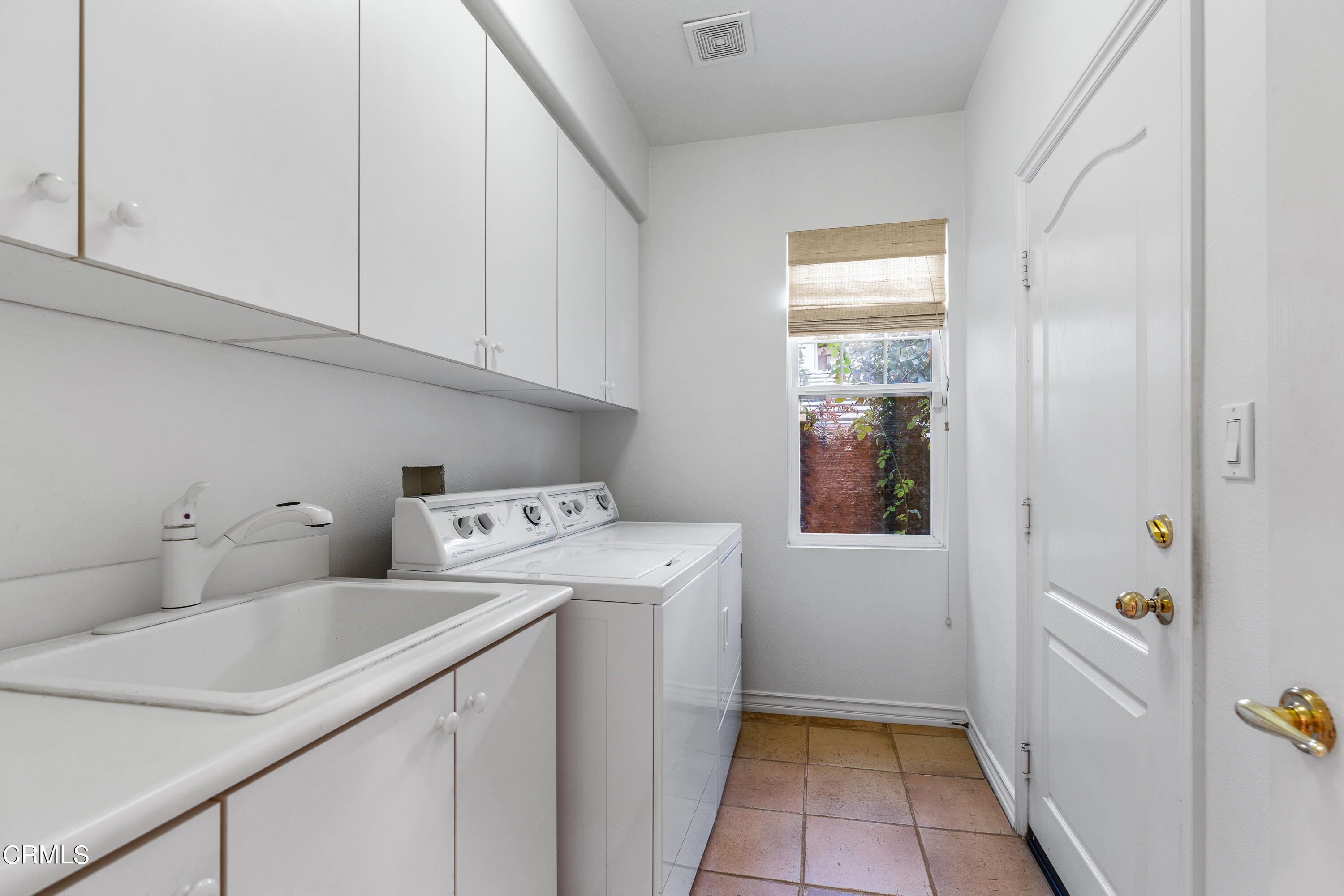 3676 Giddings Ranch Road Altadena, CA 91001 - Photo 29 of 47 Laundry room