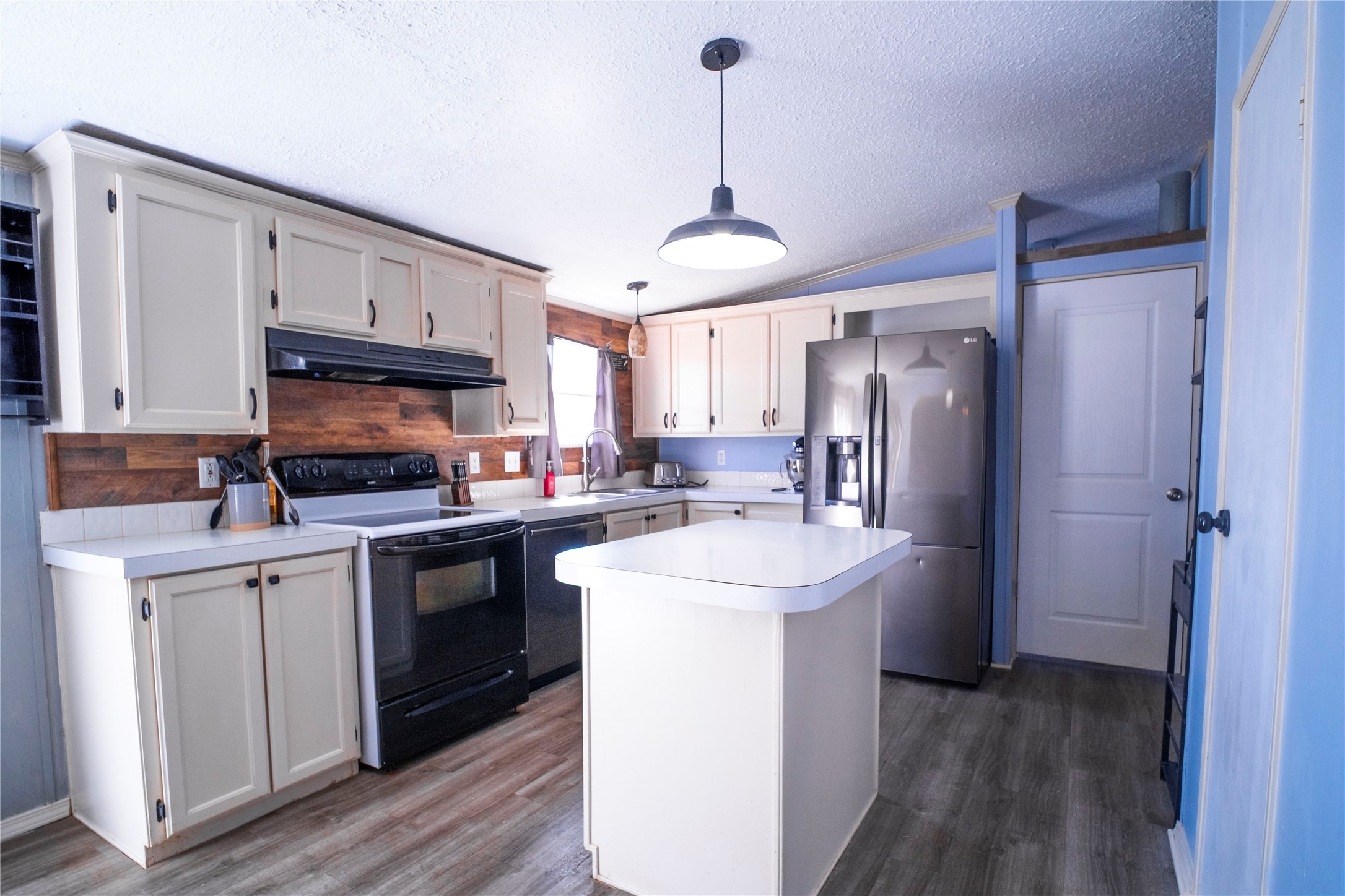 5406 Five Oaks Drive Spring, TX 77389 - Photo 7 of 26 Kitchen with breakfast bar and ample cabinet space.