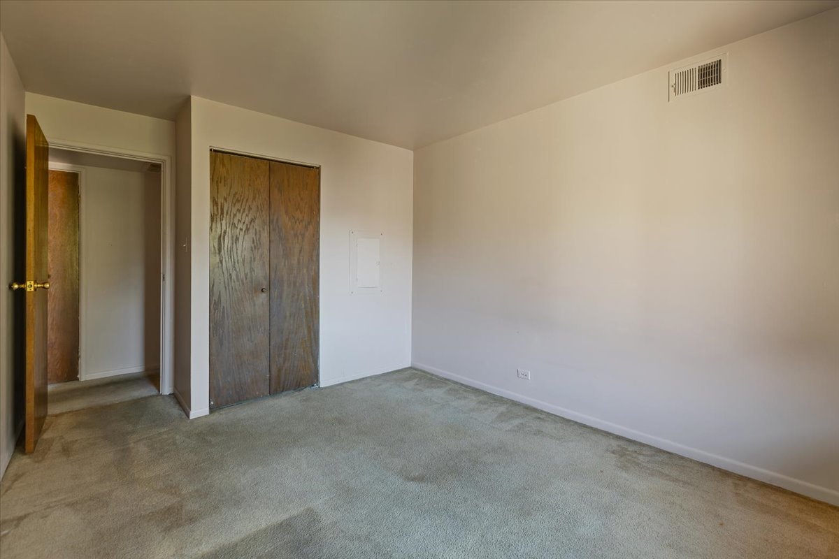 820 Elder Road, Unit C410 Homewood, IL 60430 - Photo 15 of 19 an empty room with closet area