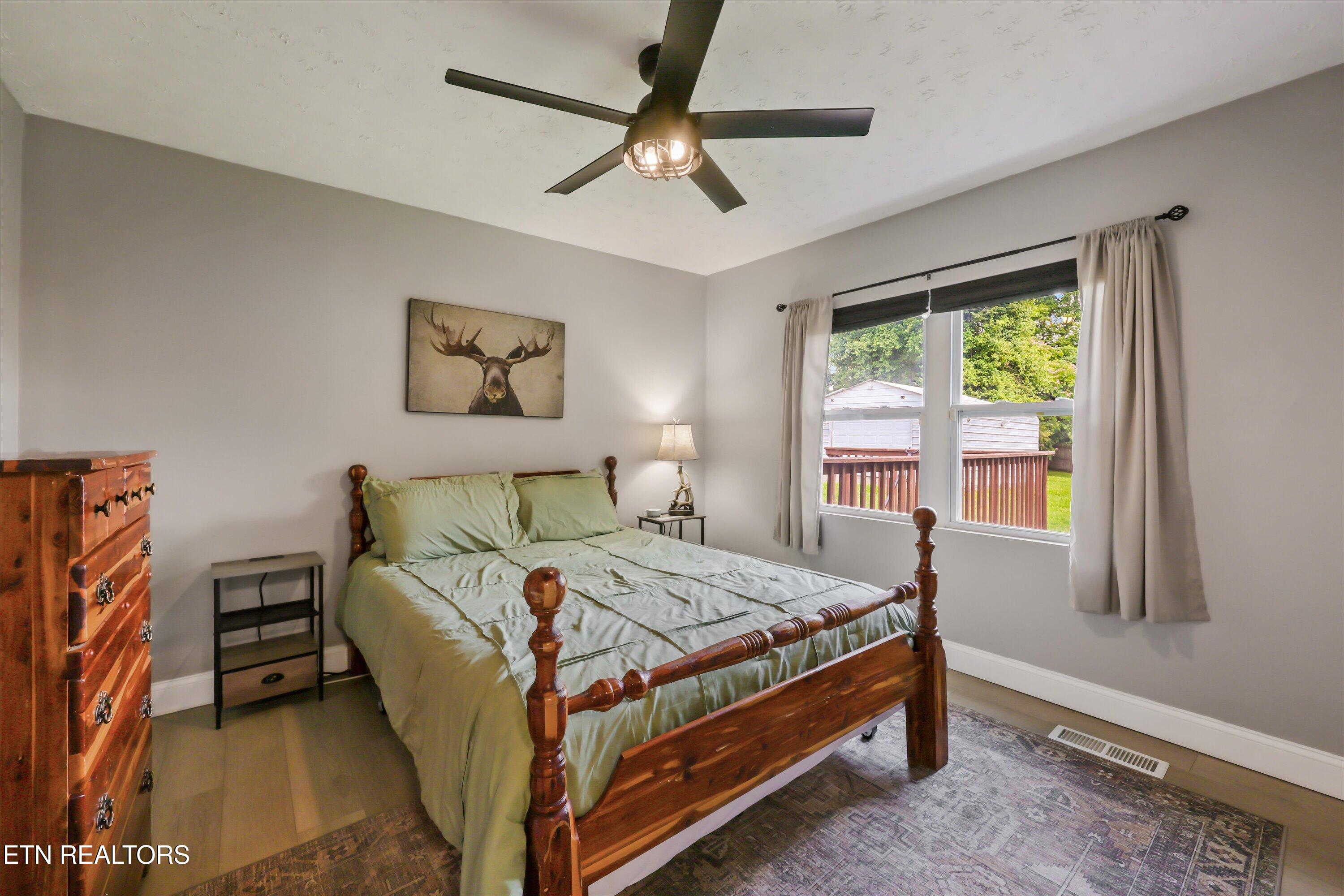 5604 Kentwood Road Knoxville, TN 37912 - Photo 22 of 34 Bedroom 3