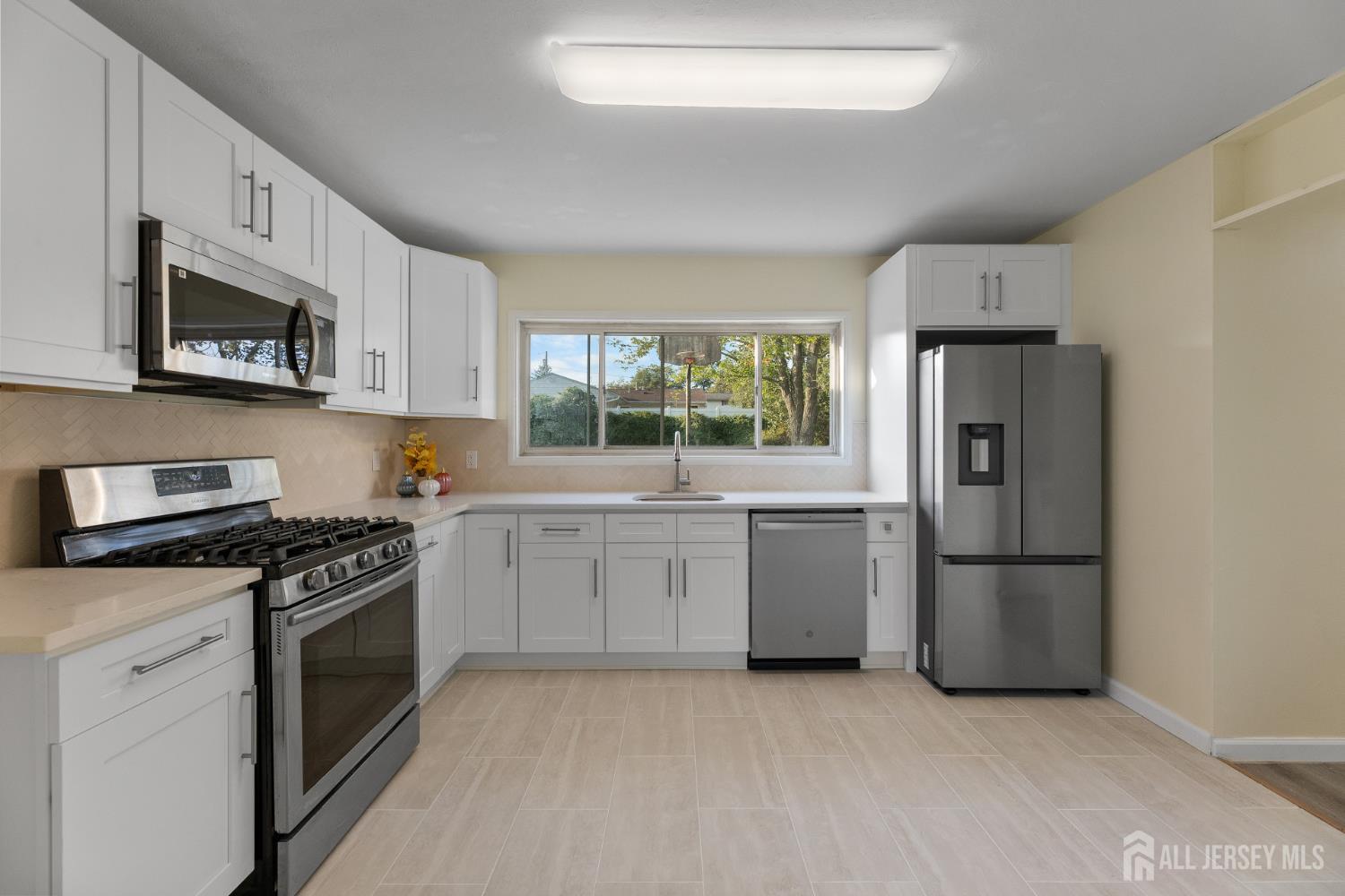 41 Raleigh Road Kendall Park, NJ 08824 - Photo 14 of 40 a kitchen with granite countertop a refrigerator stove and microwave