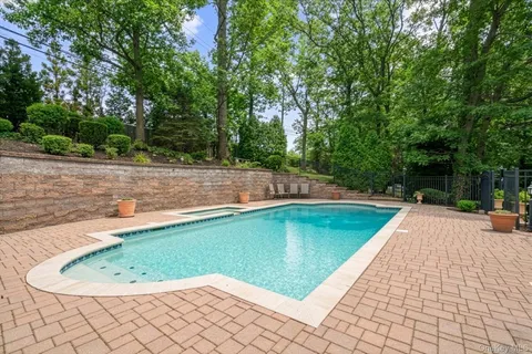 $1,489,000 | 60 Ridge Drive, Plainview, NY 11803