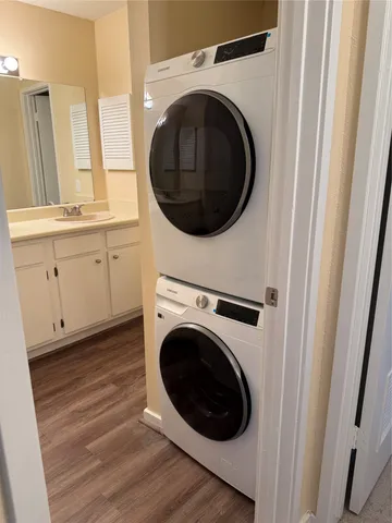 a close up view of a washer and dryer