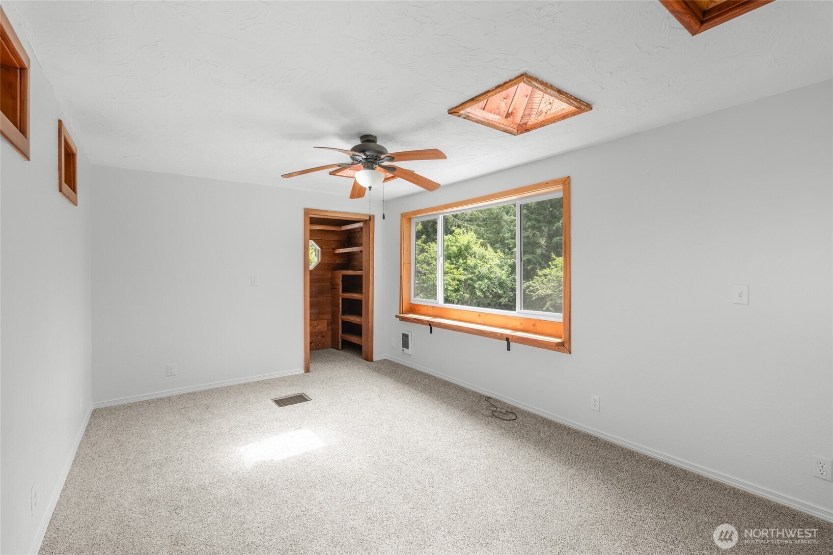 230 East Stavis Road Shelton, WA 98584 - Photo 23 of 35 an empty room with a window