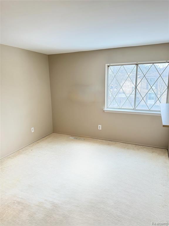 29257 Hayes Road, Unit J6 Warren, MI 48088 - Photo 7 of 8 Gallery Image 7