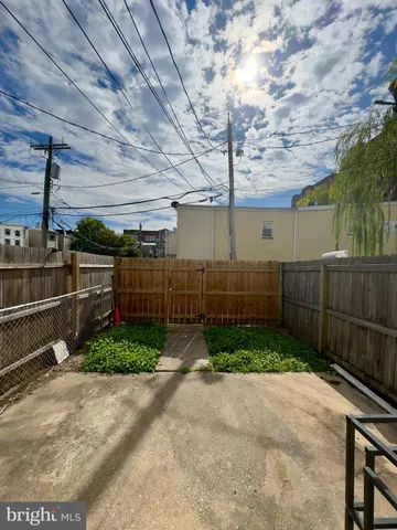 a view of entryway with washer and dryer