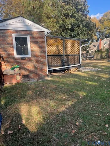 a view of a backyard