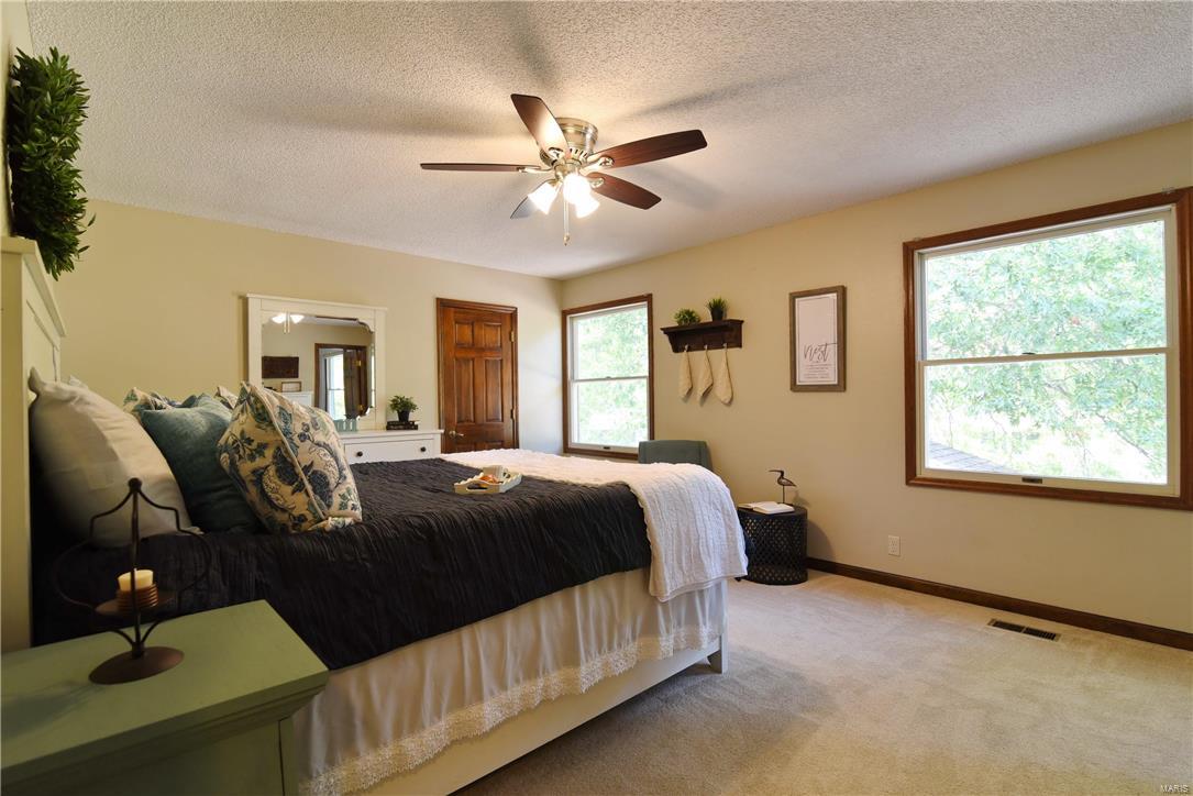 938 Ridge Tree Lane St. Louis, MO 63131 - Photo 24 of 41 Gallery Image 24
