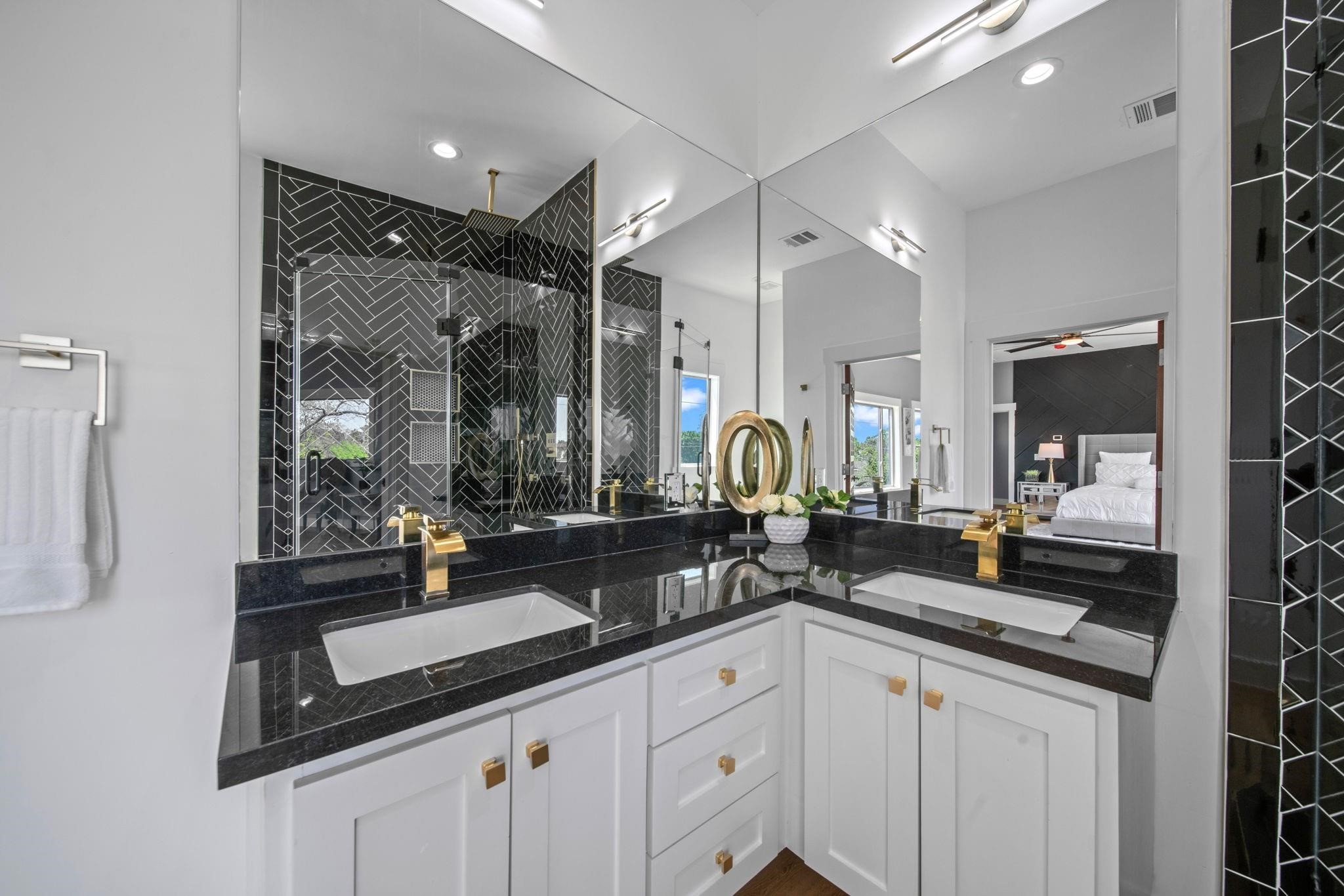 601 Cottage Street Houston, TX 77009 - Photo 45 of 48 Primary bathroom with dual sinks.