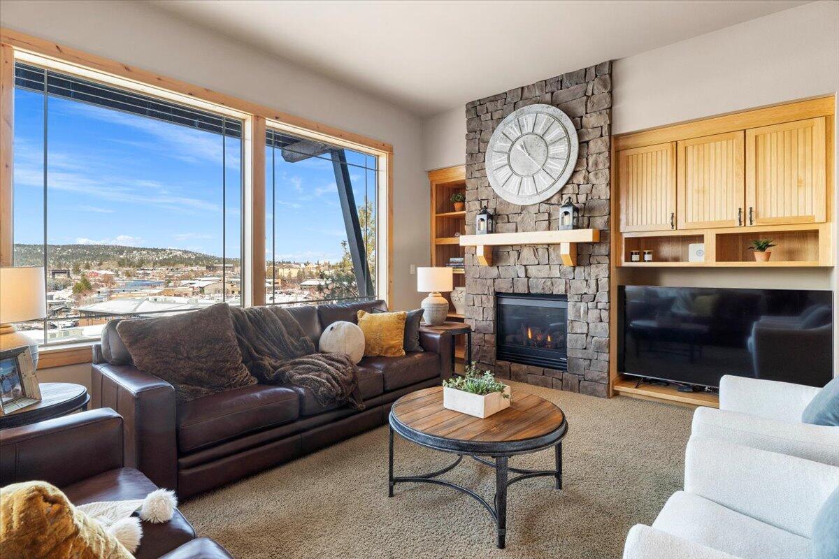 941 Southwest Vantage Point Way Bend, OR 97702 - Photo 3 of 52 27-Living Room