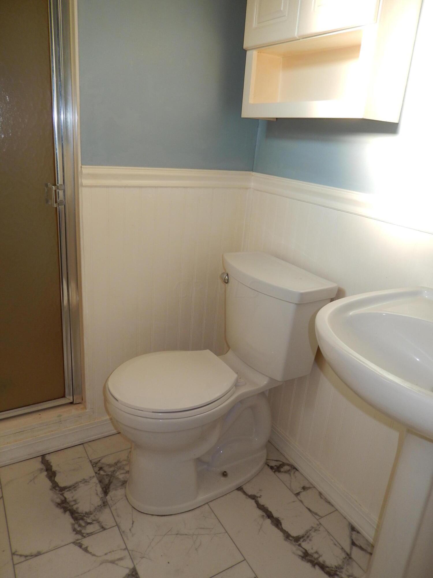5587 Hazelwood Road Columbus, OH 43229 - Photo 22 of 47 Primary Full Bath