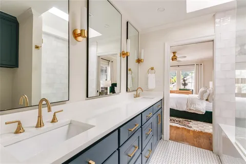 a en suite bathroom with a sink and a mirror