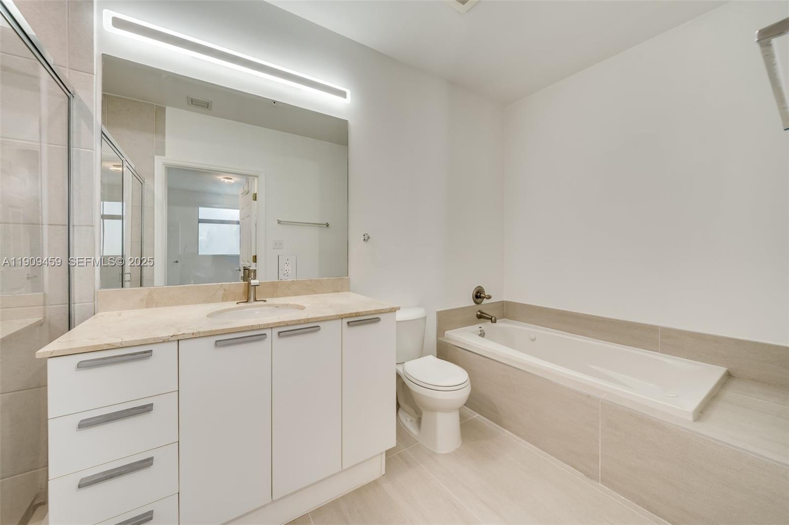 140 South Dixie Highway, Unit 1007 Hollywood, FL 33020 - Photo 16 of 32 a bathroom with a toilet a sink and bathtub