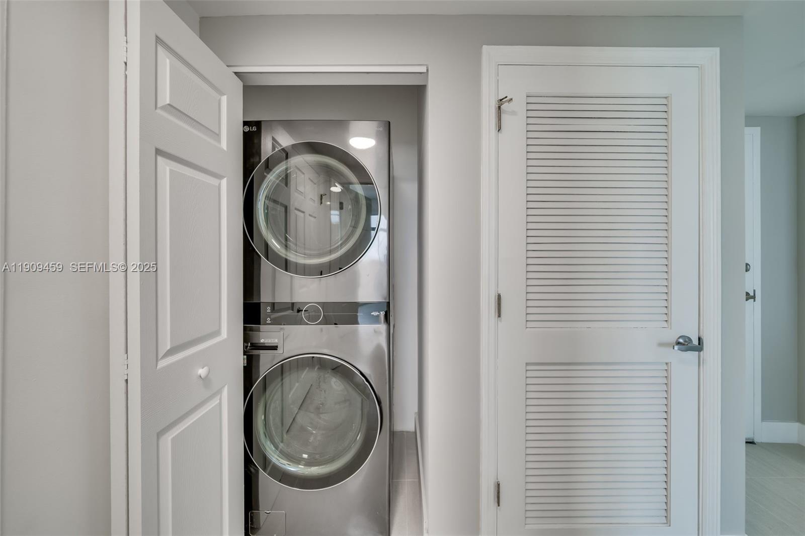 140 South Dixie Highway, Unit 1007 Hollywood, FL 33020 - Photo 21 of 32 a utility room with dryer and washer