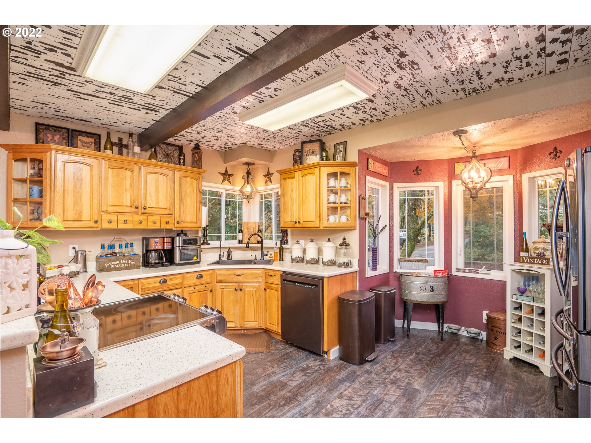 39845 Deerhorn Road Springfield, OR 97478 - Photo 10 of 29 a kitchen with lots of counter top space
