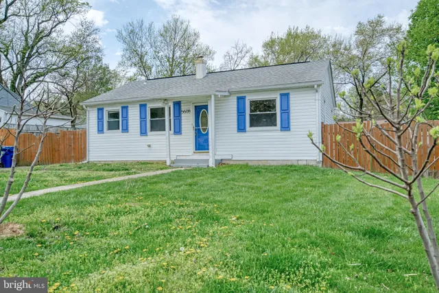 a view of house with a yard