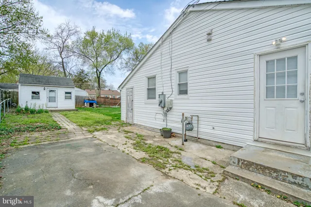 a view of a house with a back yard