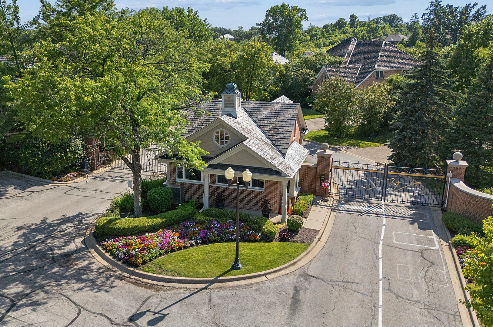 9620 Pacific Court Burr Ridge, IL 60527 - Photo 3 of 25