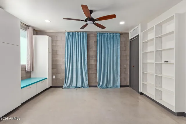 a view of livingroom with furniture and entryway