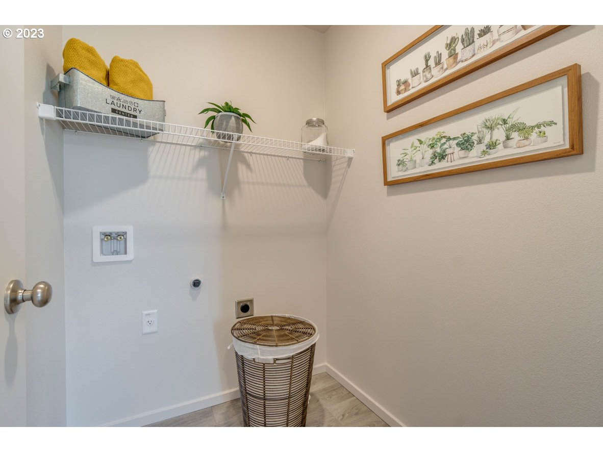 2651 26th Loop Springfield, OR 97477 - Photo 5 of 15 a bathroom with a toilet and a sink
