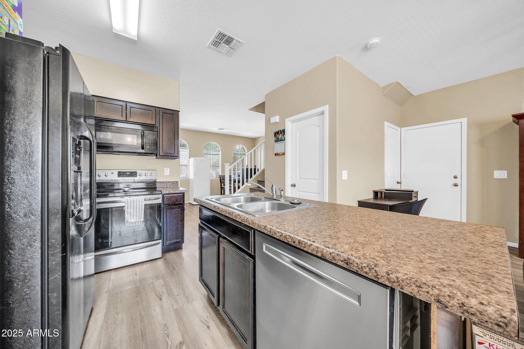 7741 West Giles Road Phoenix, AZ 85035 - Photo 9 of 33 7741 W Giles Rd-10