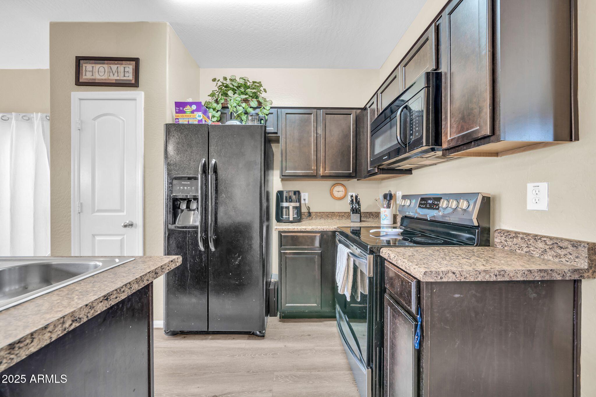 7741 West Giles Road Phoenix, AZ 85035 - Photo 10 of 33 7741 W Giles Rd-12