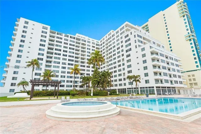 $3,100 | 5005 Collins Avenue, Unit 1523, Miami Beach, FL 33140
