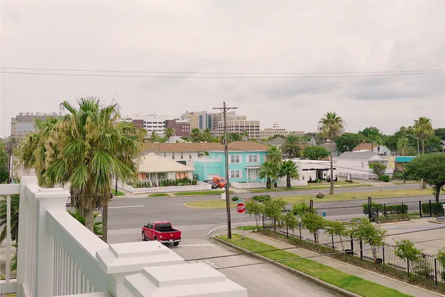 $3,000 | 1013 10th Street, Unit B, Galveston, TX 77550