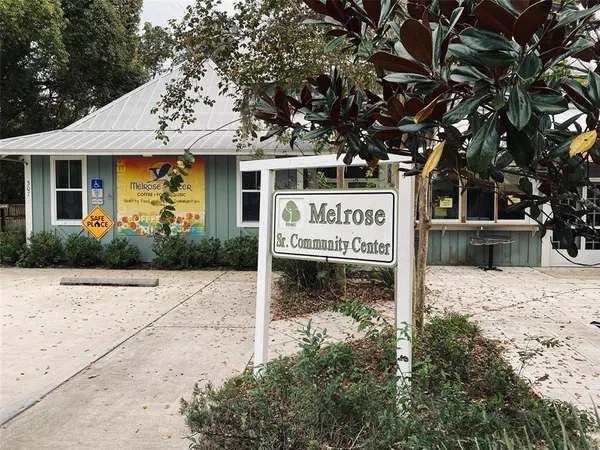 a view of yard with green space