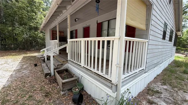a view of a house with backyard